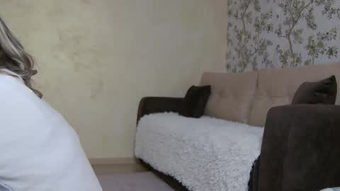 serayarose_ online show from December 5, 12:14 pm