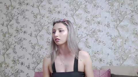 serayarose_ online show from September 26, 4:26 pm