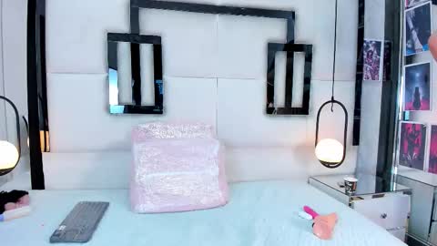 SERENA WILD online show from November 18, 5:43 am