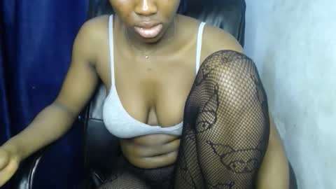 Snapshot of sexy_musclegirl chatting on October 21, 3:48 pm ALINA online show from October 21, 3:48 pm