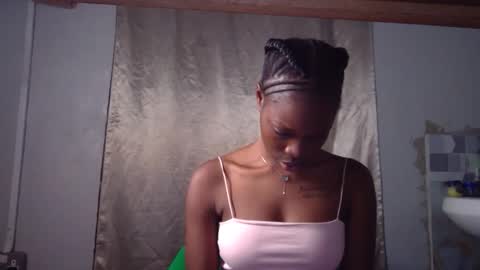 Snapshot of shania_sleigh chatting on October 5, 6:15 pm shania_sleigh online show from October 5, 6:15 pm