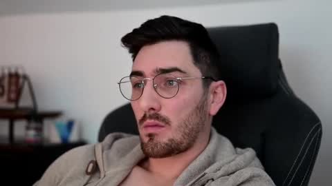 frenchy boy online show from December 4, 7:28 pm