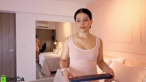 Snapshot of sharonn___ chatting on September 16, 4:15 am Sharon online show from September 16, 4:15 am