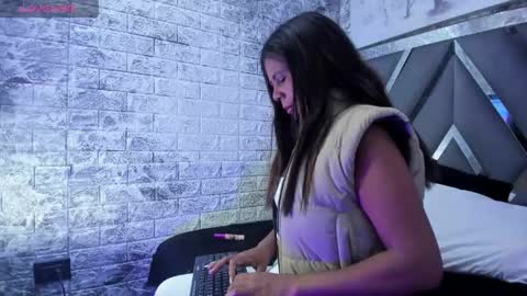 ShineFoxx online show from April 16, 1:00 pm