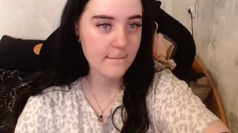Snapshot of show_for_you chatting on October 6, 8:21 am show_for_you online show from October 6, 8:21 am