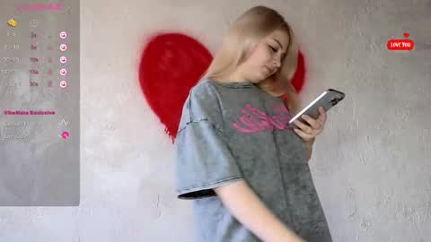 Snapshot of shy_blondiee chatting on September 27, 11:19 am Molly online show from September 27, 11:19 am