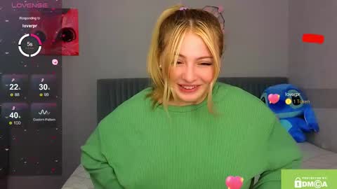 Snapshot of shy_blondiee chatting on December 5, 9:00 pm Molly online show from December 5, 9:00 pm