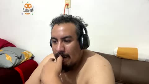 Snapshot of skinhell chatting on December 8, 4:33 am Elias online show from December 8, 4:33 am