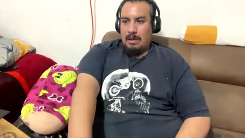 Snapshot of skinhell chatting on December 9, 4:34 am Elias online show from December 9, 4:34 am