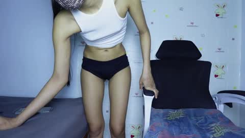 skinnythai4u online show from May 14, 2:26 pm