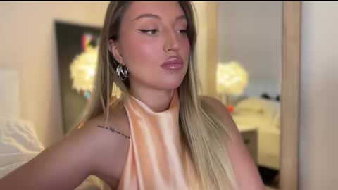 GARRY AND SOPHIA online show from December 3, 8:20 pm