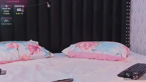 Snapshot of slutlittlecamila chatting on October 8, 1:35 am CAMILA  online show from October 8, 1:35 am