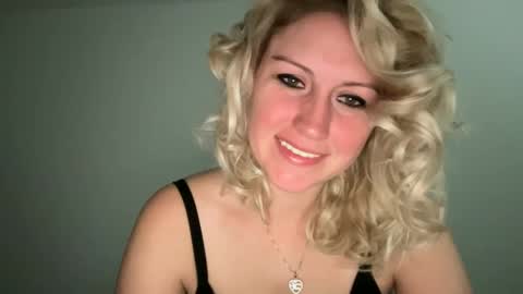 Snapshot of smexxii93 chatting on December 4, 3:37 pm smexxii93 online show from December 4, 3:37 pm