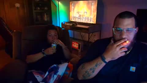 Snapshot of smokewithus2519 chatting on October 21, 2:05 am Come Smoke With Us online show from October 21, 2:05 am