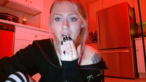 sneakyalicek online show from April 2, 6:59 pm