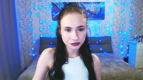 SnowWhate 00 online show from April 6, 6:53 pm