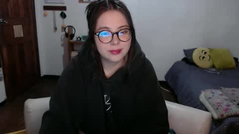 Sofi Lynch online show from April 2, 7:37 am