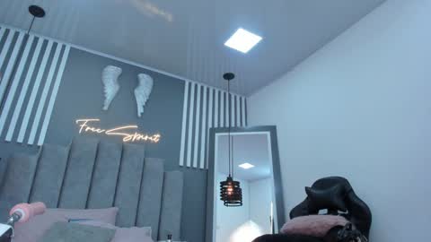 valen online show from December 15, 7:53 pm