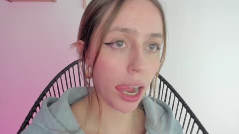 Snapshot of sofia_palacios_ chatting on December 18, 5:48 am online show from December 18, 5:48 am