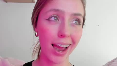 Snapshot of sofia_palacios_ chatting on February 16, 6:54 am online show from February 16, 6:54 am