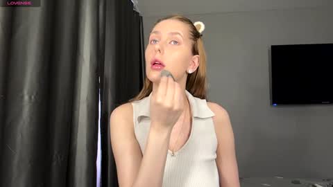 Hi My name is Sofia Welcome to my room Please thumbs up - its important online show from January 12, 9:16 am