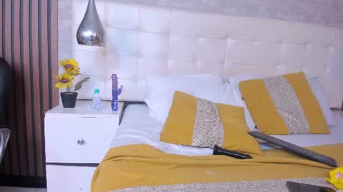 sofiathoompson online show from July 11, 9:40 pm