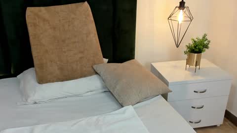 Sofi Williams online show from December 11, 2:44 pm