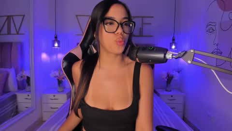 Sophie Hill  online show from November 19, 8:40 pm