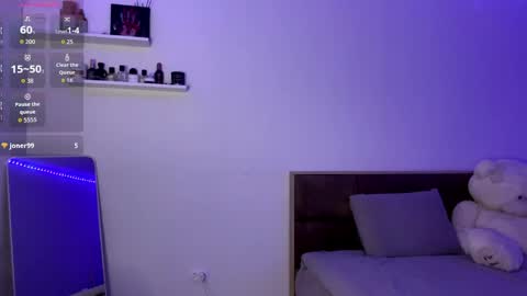 citygirl my face is 10 my body tea everything on me natural im petiteee online show from April 22, 5:20 pm