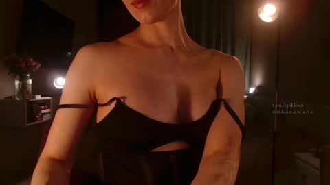 Elizabeth online show from March 10, 4:44 pm