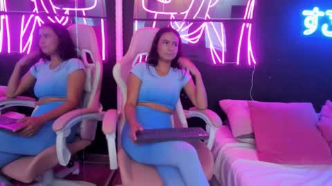 staarlightt online show from December 17, 10:49 pm