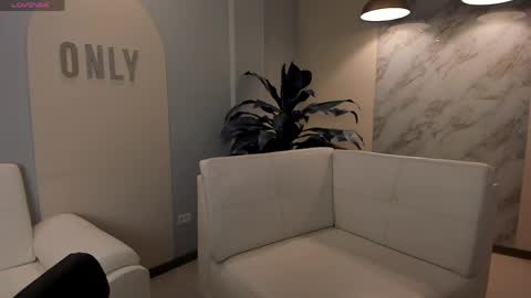 Stacy Woods online show from April 15, 11:57 am