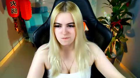 stef_nicks online show from June 20, 9:37 am