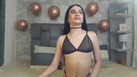 stefaniflores online show from February 19, 2:44 am