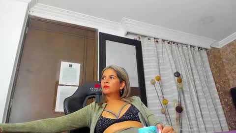 Snapshot of stella_xue chatting on February 27, 3:51 am Estella online show from February 27, 3:51 am