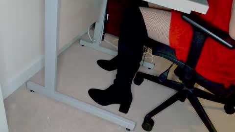 stockings_stockings online show from March 12, 10:30 am