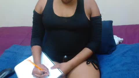 submissive_baddiexx online show from July 28, 1:58 am