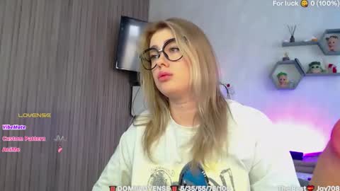 suchcute_ online show from March 4, 3:47 am