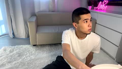 Snapshot of sue_star chatting on February 19, 9:06 am Emmy online show from February 19, 9:06 am