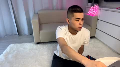 Snapshot of sue_star chatting on February 6, 9:00 am Emmy online show from February 6, 9:00 am