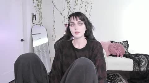 Ella online show from June 3, 9:53 pm