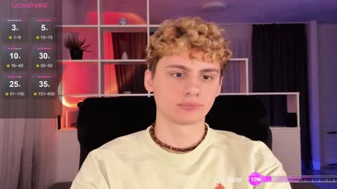 Snapshot of sunburn_boy chatting on December 14, 2:44 am Emilio online show from December 14, 2:44 am