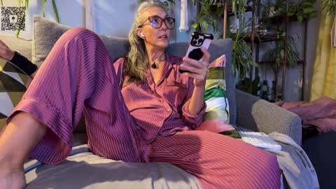 Snapshot of sunnie_dayz chatting on September 24, 3:35 am Hi Im Sunnie - Next show Friday August 1 online show from September 24, 3:35 am