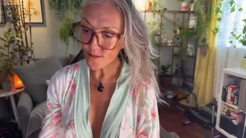 Snapshot of sunnie_dayz chatting on September 9, 5:35 pm Hi Im Sunnie - Next show Friday August 1 online show from September 9, 5:35 pm