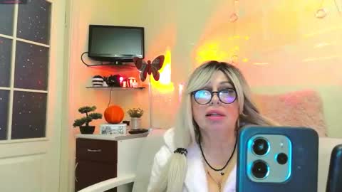 SusieNoreen online show from November 7, 11:34 am