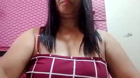 Snapshot of suzzie_hot chatting on October 23, 2:35 am suzzie_hot online show from October 23, 2:35 am