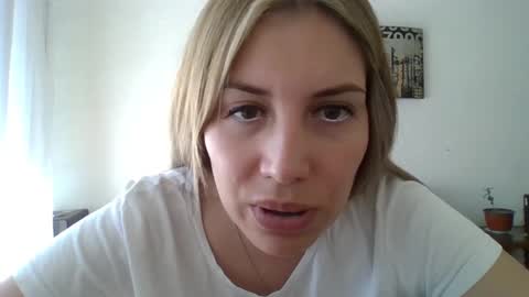 Snapshot of sweet__alana chatting on December 20, 8:01 pm Sweet  alana online show from December 20, 8:01 pm
