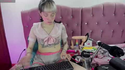 Snapshot of sweet_emmili chatting on October 21, 12:10 pm emmili online show from October 21, 12:10 pm