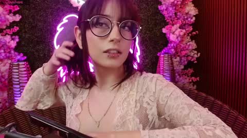 Roxanee online show from April 4, 9:00 pm