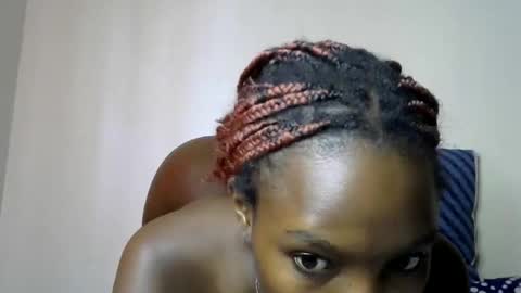 sweet_strawberina online show from April 14, 8:28 am